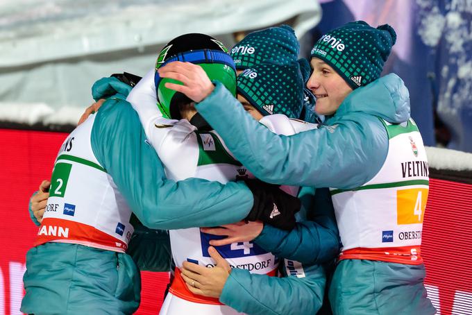 Veselje slovenskih skakalcev ob osvojeni srebrni medalji. | Foto: Sportida