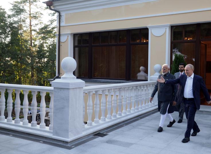 Ruski predsednik Vladimir Putin in indijski predsednik vlade Narendra Modi med srečanjem v Putinovi moskovski rezidenci Novo-Ogarevo, julij 2024.  | Foto: Reuters