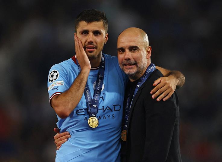 Rodri v objemu s trenerjem Josepom Guardiolo | Foto: Reuters
