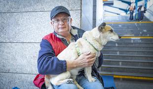 Gospod Boris in kuža Tobi, maskoti podhoda na glavni železniški postaji v Ljubljani
