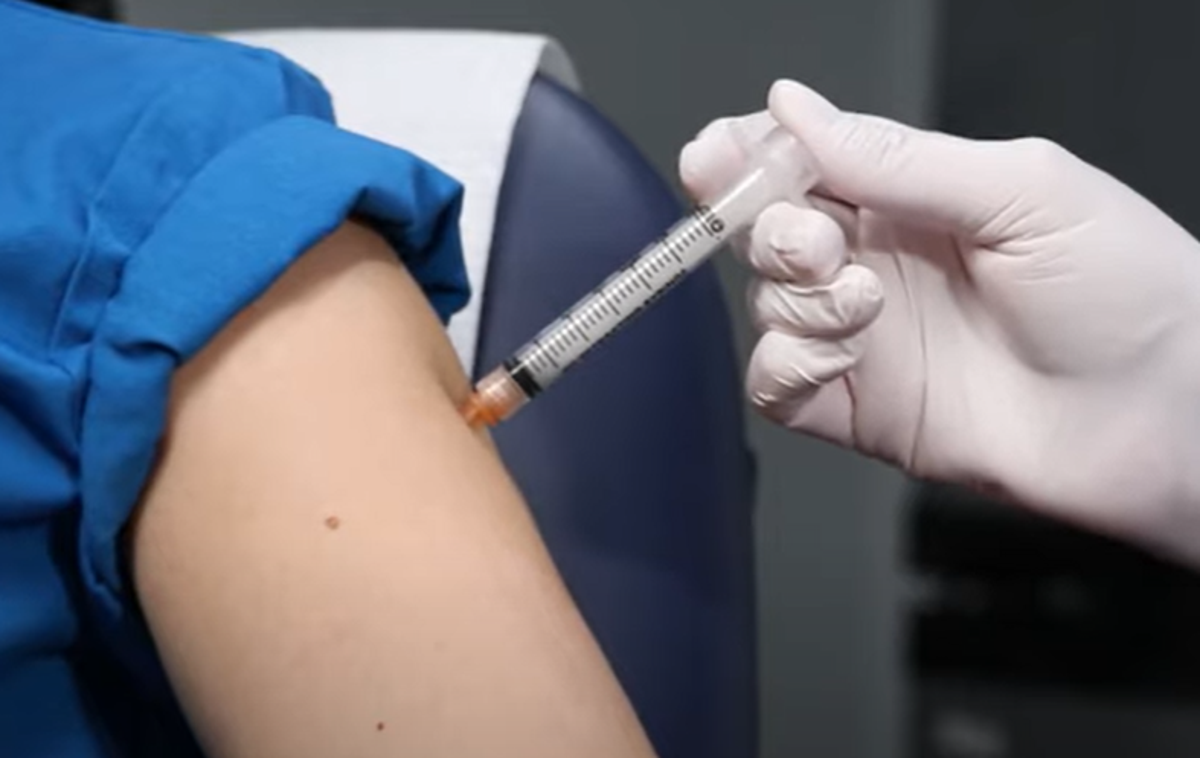 Igla | Tako imenovana varnostna brizga ameriškega podjetja BD, ki omogoča varen umik igle v notranjost injekcije takoj po dostavi cepiva v mišično tkivo.  | Foto YouTube / Posnetek zaslona