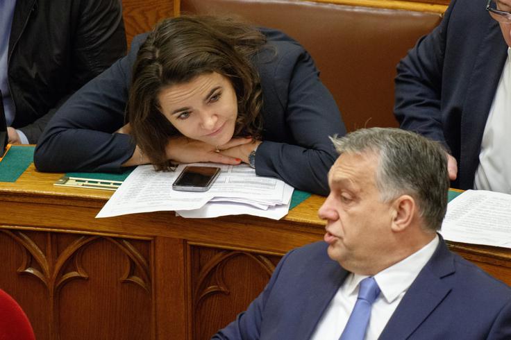 Poleg volilnega sistema Orbanovo oblast krepi tudi dejstvo, da na Madžarskem predsednika države izberejo poslanci v parlamentu, kar pomeni, da ima Orban škarje in platno v rokah tudi pri izbiri predsednika. Na fotografiji: Orban in njegova tesna sodelavka Katalin Novak, ki je leta 2022 postala predsednica države, a je že februarja 2024 odstopila zaradi pomilostitve človeka, ki je prikrival pedofilijo. | Foto: Guliverimage