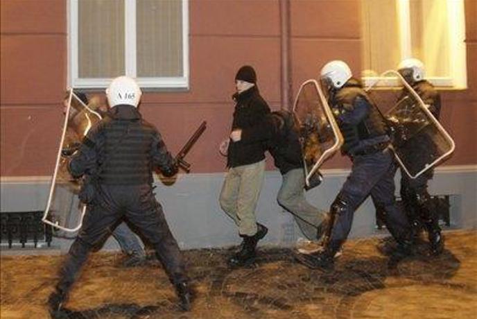 Po mirnih demonstracijah v Latviji nastali izgredi