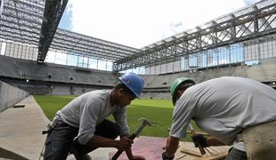 Fifa si grize nohte: brazilski štadioni bijejo bitko s časom