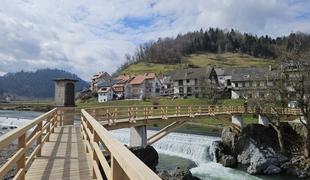 V Škofji Loki ponovno zaživela v poplavah uničena Hudičeva brv #foto