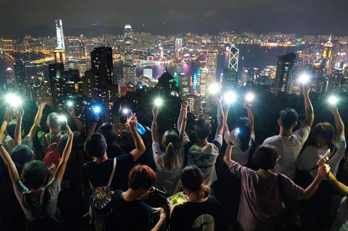 Hong Kong protesti Kitajska | V zadnjih nekaj dneh so protestniki začeli peti pesem Slava Hongkongu, ki je postala nekakšna himna upora. Vladni podporniki na drugi strani pojejo kitajsko himno. | Foto Reuters