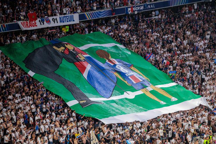 Navijači PSG so po zgodovinski zmagi v lanskem finalu lige prvakov na tribunah razvili transparent v spomin na Enriquejevo hčerko Xano. | Foto: Guliverimage