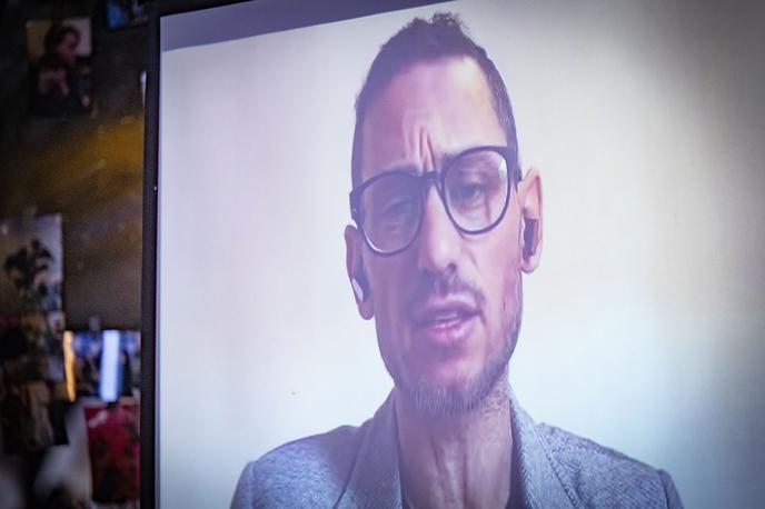 Nika Kovač NK | Achiy Schaz je novinar, specializiran za razkrivanje lažnih novic in kampanj psihološkega vpliva. | Foto Ana Kovač