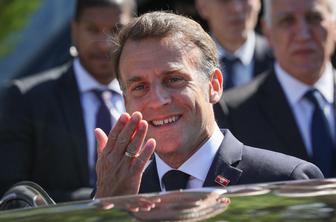 Emmanuel Macron navdušil s pevskim talentom #video