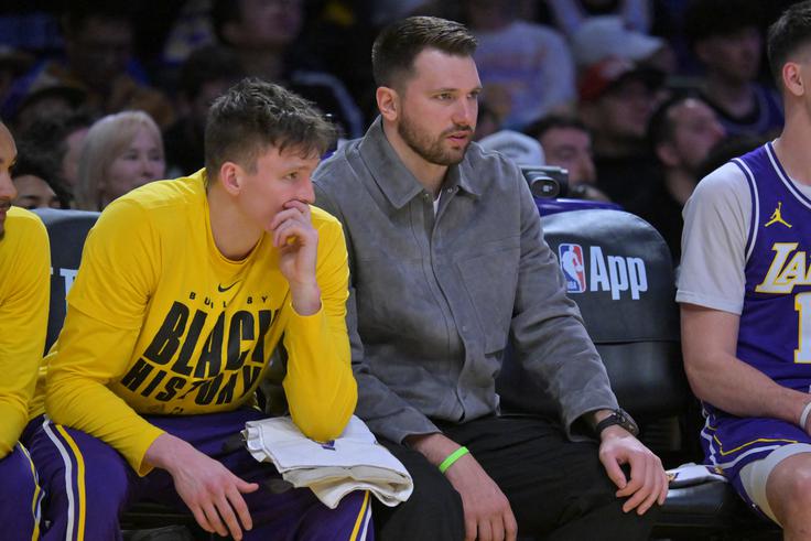 Luka Dončić je zadnje tekme spremljal s klopi. | Foto: Reuters