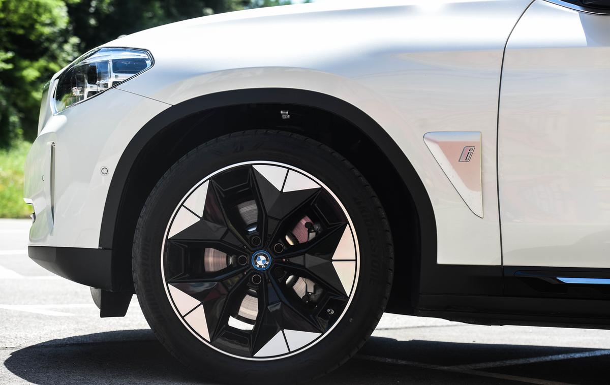BMW iX | Aerodinamična platišča so le del zunanjega paketa, ki zmanjša koeficient zračnega upora v primerjavi z X3 za 0.3.  | Foto Gašper Pirman