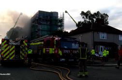 V Londonu zaradi ogromnega požara iz bloka evakuirali več kot sto ljudi #video