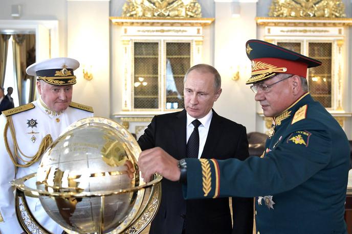 Vladimir Putin in Sergej Šojgu | Ruski maščevalni nacionalizem naj bi bil posledica poraza Rusije v hladni vojni. | Foto Guliverimage