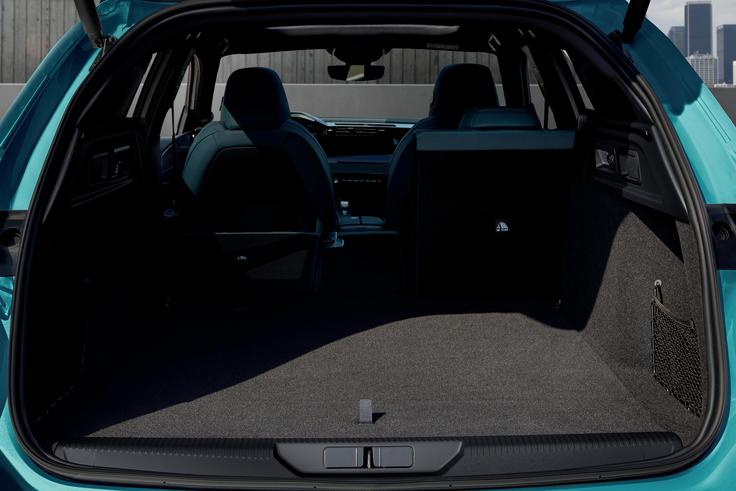 Karavan ponuja velikih 608 litrov prostornine, s podiranjem zadnjih sedežev v skoraj ravno dno pa lahko povečamo prostornino na kar 1634 litrov. | Foto: Peugeot