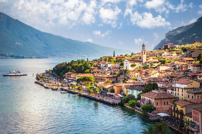 Gardsko jezero | Številni italijanski mediji ugibajo, da bi bil izbruh virusa lahko povezan z obilnim deževjem v zadnjih dneh in posledično visokim vodostajem Gardskega jezera. | Foto Shutterstock