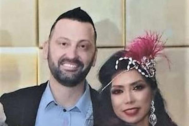 Kolikšna je celotna ocena povzročene finančne škode, ki jo je organizacija, v kateri je sodeloval oziroma jo vodil Kristijan Krstić, povzročila vlagateljem po vsem svetu, ni znano. V ZDA mu sicer očitajo, da je tamkajšnje državljane oškodoval za skoraj 70 milijonov evrov. Ta denar bo moral tudi vrniti. Na fotografiji Krstić in njegova žena Ksenija Fej Atilano Krstić, ki je bila filipinskih korenin, po poročanju nekaterih srbskih medijev pa se je predstavljala s slovenskim imenom (njeno pravo ime je bilo Xenia), imela naj bi tudi slovenski potni list.  | Foto: Osebni arhiv