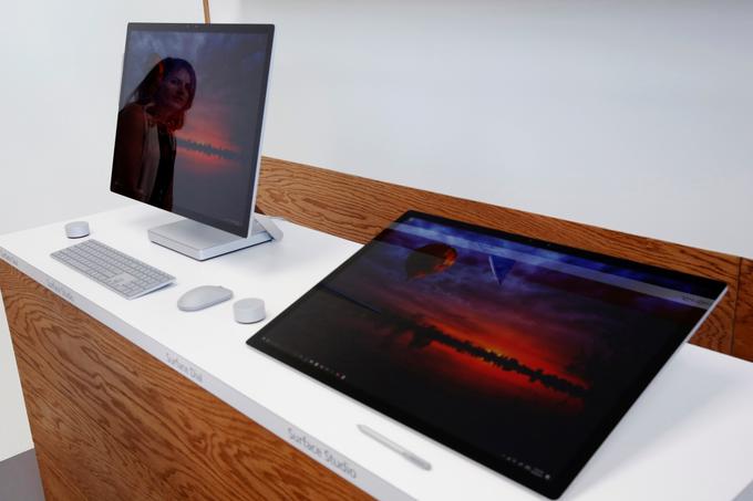 Pri kupcih in še posebej pri kritikih so bili medtem bolje sprejeti najnovejša generacija dva-v-enem računalnika Surface Pro, prenosnika Surface Book in Surface Laptop ter namizni računalnik Surface Studio (na fotografiji). | Foto: Reuters