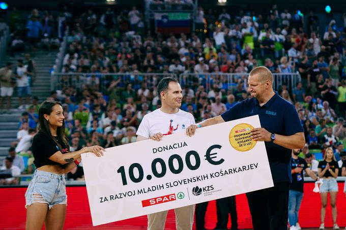 Spar je Košarkarski zvezi Slovenije predal deset tisoč evrov za razvoj mladih slovenskih košarkarjev. | Foto: 