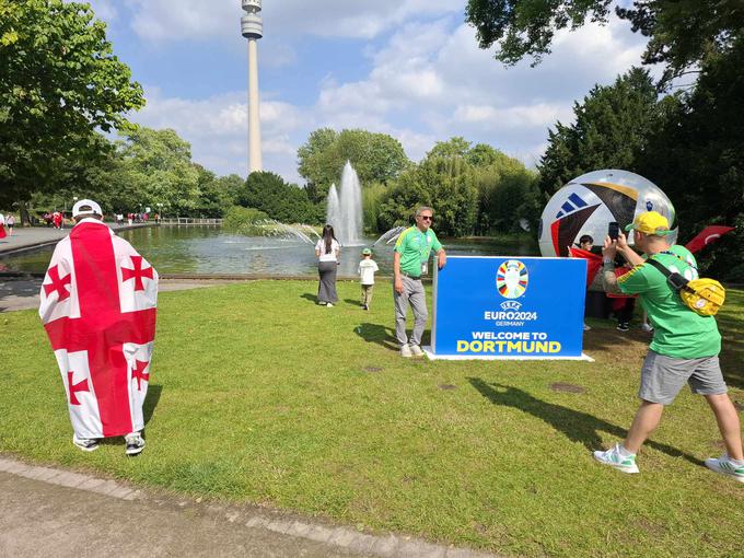 Po prihodu v park smo naleteli tudi na gruzijske navijače. Njihovi ljubljenci so osvojili zgodovinsko točko proti Češki, a v zadnji sekundi zapravili imenitno priložnost za zmago. | Foto: R. P.