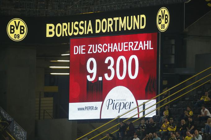V Dortmundu se je na tribunah zbralo 9.300 gledalcev. | Foto: Reuters