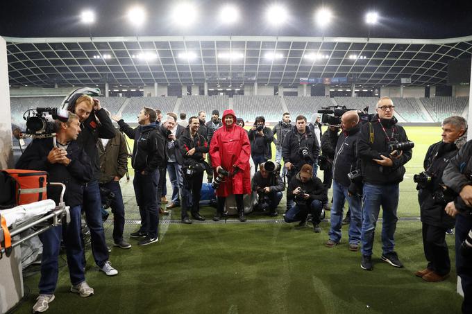 Najboljše angleške nogometaše povsod po svetu spremljajo številni novinarji, fotografi in kamermani. | Foto: Reuters