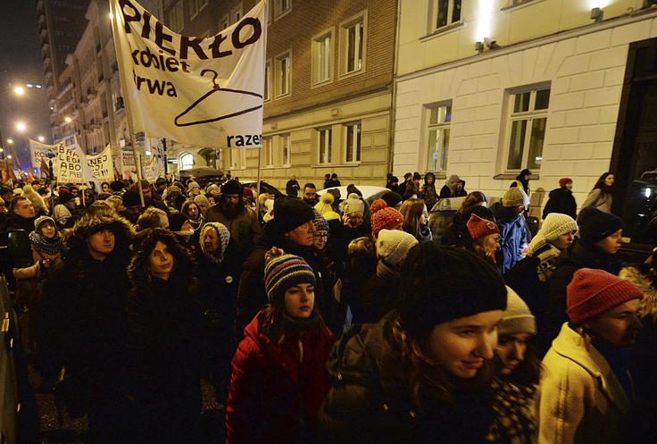 Protest v Varšavi proti strogi omejitvi splava. Fotografija je s protesta januarja 2017. | Foto: Guliverimage