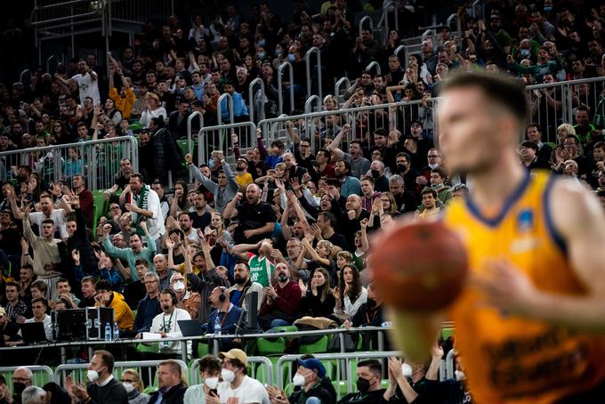 Tekmi s Partizanom in Valencio sta pokazali, da je Cedevito Olimpijo končno začutila tudi zahtevna ljubljanska publika. | Foto: Vid Ponikvar/Sportida