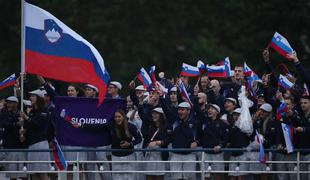 Slovenski zastavonoši na sklepni slovesnosti Janja Garnbret in Toni Vodišek