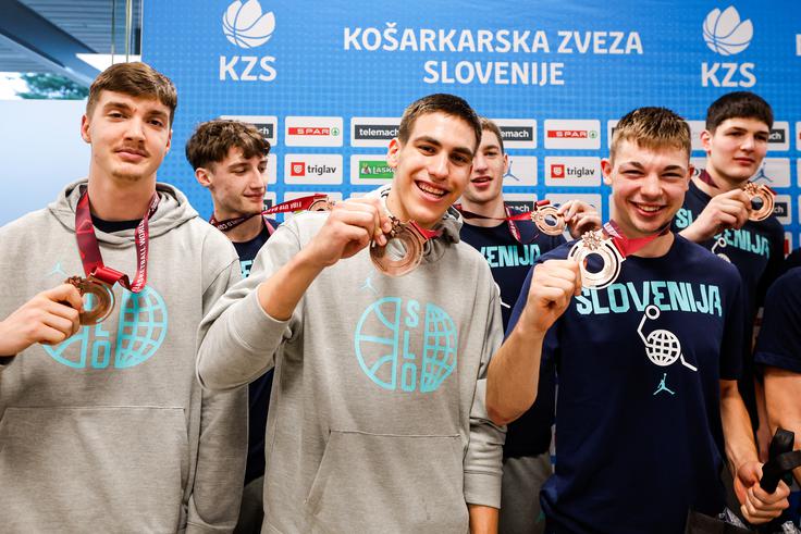 slovenska košarkarska reprezentanca U19, vrnitev v Slovenijo | Foto: Aleš Fevžer