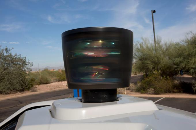 Delovanje kamere ToF je v osnovi zelo podobno tehnologiji LIDAR, ki jo med drugim uporabljajo samovozni avtomobili, le da za merjenje razdalje tam skrbi laser, pri kamerah ToF, ki jih najdemo na pametnih telefonih, pa infrardeča lučka.  | Foto: Reuters