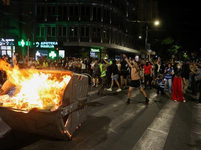 V Beogradu po mirnem študentskem protestu spopadi s policijo #foto