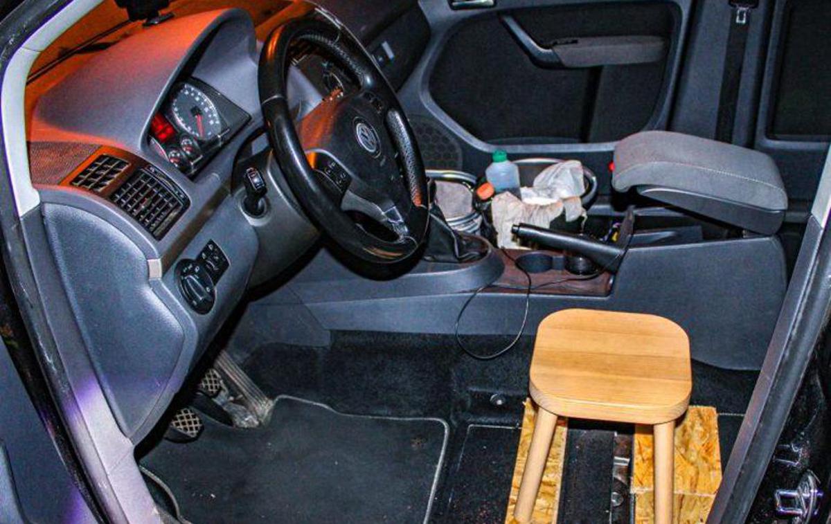 Lesen stolček v avtu | 33-letni voznik je sedel na lesenem stolčku brez varnostnega pasu. | Foto Policija