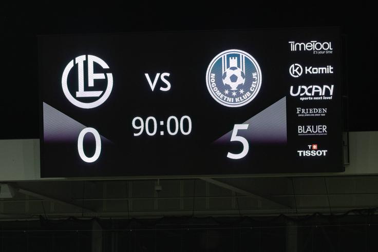 Semafor na stadionu v Thunu s podobo, ki se je vpisala v zgodovino slovenskega nogometa. | Foto: Guliverimage