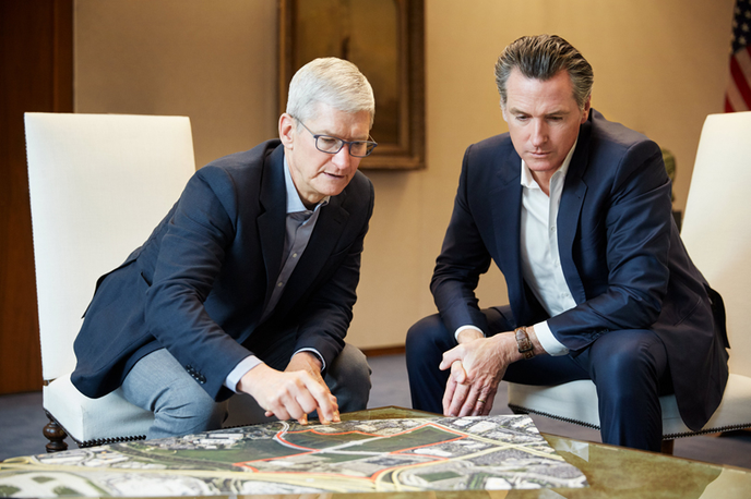 Prvi mož družbe Apple Tim Cook in guverner Kalifornije Gavin Newsom | Prvi mož družbe Apple Tim Cook in guverner Kalifornije Gavin Newsom | Foto Apple
