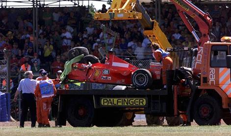 Michael Schumacher z zlomljeno nogo končal boj za naslov #ndd