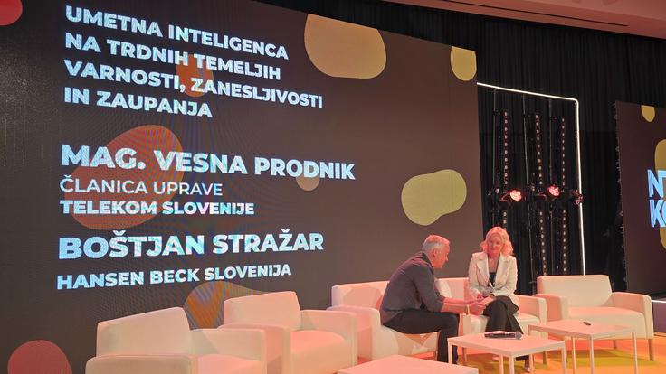 V polni veliki dvorani kongresnega centra Bernardin je Vesna Prodnik pojasnila, kaj pomeni, da je Telekom Slovenije digitalna hrbtenica Slovenije. | Foto: Srdjan Cvjetović