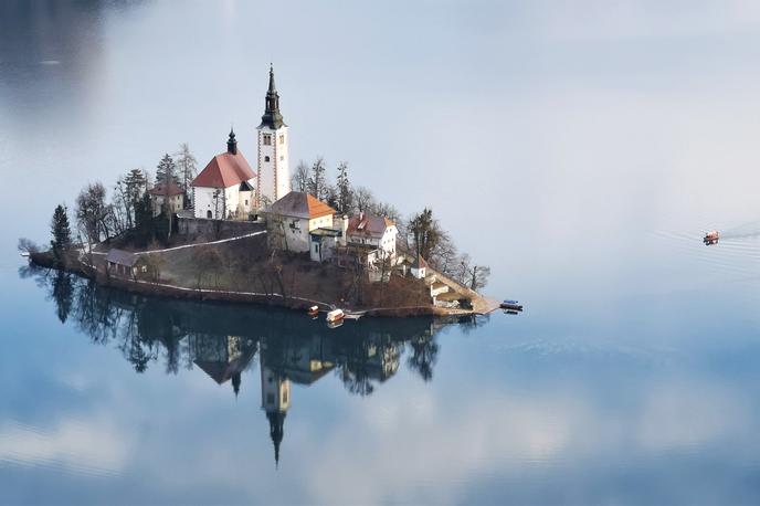 Blejsko jezero | Blejsko jezero bo konec tedna prizorišče 48-urnega neprekinjenega teka in pohoda okoli jezera v spomin na ultramaratonko Ruth Podgornik Reš. | Foto Gregor Pavšič