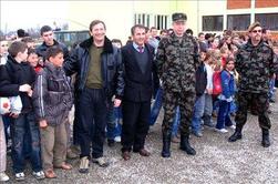 Erjavec in Gutman pozdravila vojake na Kosovu