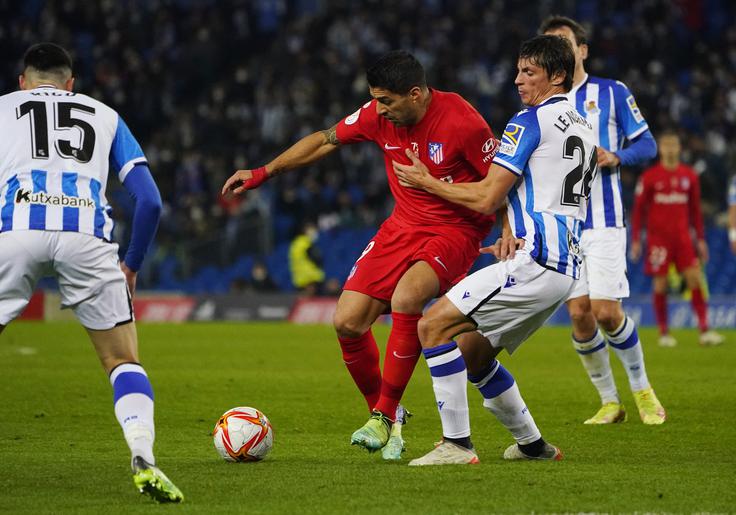 Med zimskim prestopnim rokom so se razširile govorice, da bi lahko Luis Suarez nadaljeval kariero kot posojen nogometaš Atletica pri Aston Villi, kjer bi združil moči z nekdanjim soigralcem pri Liverpoolu, zdaj pa trenerjem Stevenom Gerrardom. | Foto: Reuters