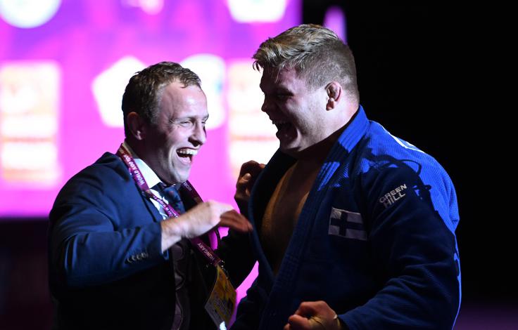 Rok Drakšič in njegov varovanec Martti Puumalainen po letošnji zmagi na mastersu v Budimpešti | Foto: Tamar Kulumbegashvili/IJF