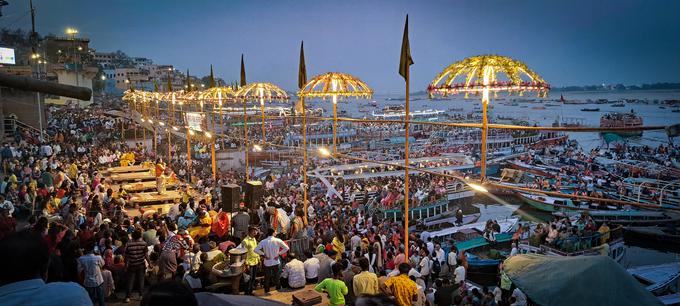 Vsak večer v treh svetih mestih ob reki Ganges-Varanasi, Haridwar, Rishikes, poteka Ganga Aarti. Gre za čaščenje, poklon oziroma hvalnico reki Ganges. Številni romarji se na dogodek pripeljejo z ladjicami.  | Foto: K. M.