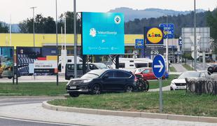 Mreža velikanov TSmedie bogatejša za nov zaslon v Postojni