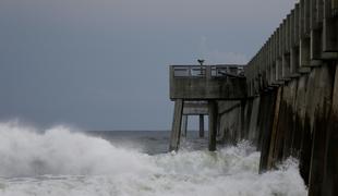 Zaradi grožnje orkana na Floridi že razglasili izredne razmere
