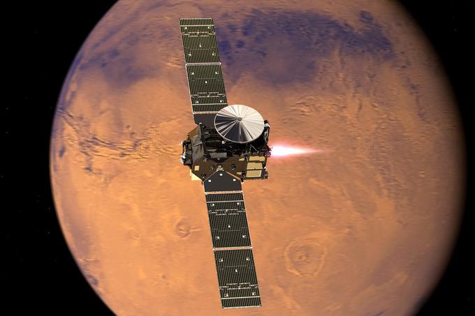 2,4 metra širok in skoraj 600 kilogramov težek Schiaparelli je s pristankom na Marsu uspešno opravil glavnino svoje misije. Opravil bo sicer nekaj analiz površja in jih posredoval plovilu TGO (na fotografiji), a tega ne bo počel prav dolgo, saj ga bodo baterije na krovu pri življenju ohranjale le nekaj dni. Foto: ESA | Foto: 