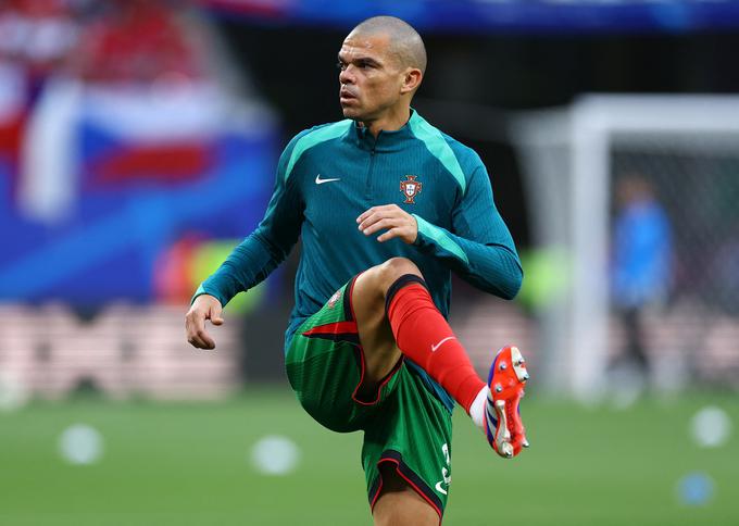 Pepe je najstarejši nogometaš v prvi postavi na prvenstvih doslej. | Foto: Reuters