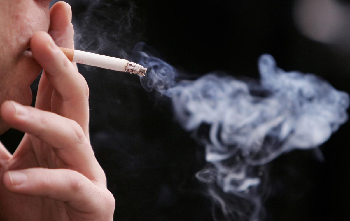kajenje | V začetku prihodnjega leta naj bi tako pregledali novelo zakona, s katero bi kajenje prepovedali na številnih območjih, kjer se zadržujejo otroci.  | Foto Getty Images