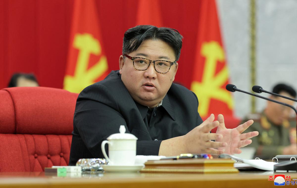 Kim Jong-un | Severnokorejski voditelj Kim Jong-un je večkrat pozval k okrepljenim pripravam na vojno, prejšnji teden pa je Južno Korejo označil za glavnega sovražnika svoje države in zagrozil z vojno v primeru ozemeljskih kršitev. | Foto Reuters