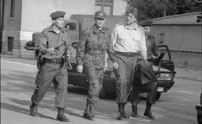 Spomladi in poleti 1988 je bil Janša zaprt v vojaškem zaporu, Bavčar pa je na prostosti vodil množično gibanje v njegovo podporo. Leta 1991 sta se v osamosvojitveni vojni spet soočila z JLA, Janša kot obrambni in Bavčar kot notranji minister. Osamosvojitvena vojna (znana tudi kot desetdnevna vojna ali vojna za Slovenijo) se je končala 7. julija 1991, ko so predstavniki Slovenije, Hrvaške, Jugoslavije in Evropske skupnosti podpisali Brionski sporazum. 18. julija je predsedstvo Jugoslavije sprejelo odločitev, da se JLA v treh mesecih z orožjem in opremo umakne iz Slovenije.  | Foto: Tone Stojko, hrani Muzej novejše zgodovine Slovenije