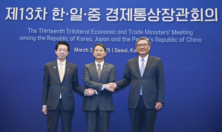 V Seulu so se v nedeljo srečali trgovinski ministri Japonske, Južne Koreje in Kitajske (od leve proti desni): Jodži Muto, An Dukguen in Vang Ventao. Kitajska, Japonska in Južna Koreja predstavljajo 20 odstotkov svetovnega prebivalstva, 24 odstotkov svetovnega gospodarstva in 19 odstotkov svetovne blagovne menjave | Foto: Reuters