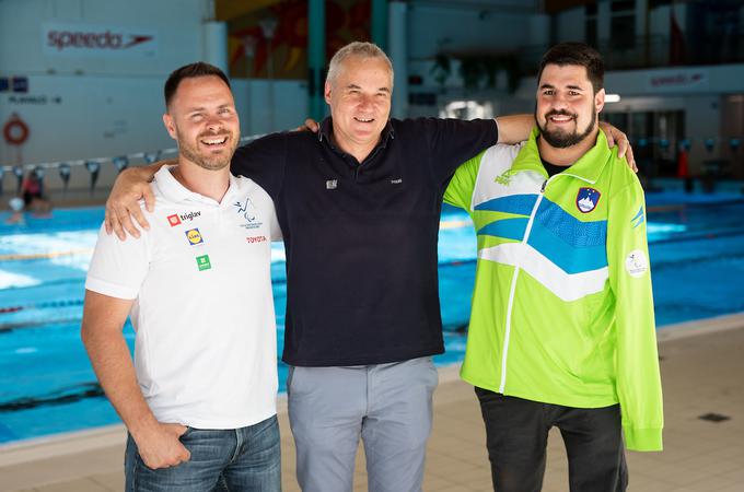 Fabčič in Đurić v družbi nekdanjega plavalnega trenerja Bora Štrumblja, vodje paralimpijske odprave Tokio 2020. | Foto: Vid Ponikvar